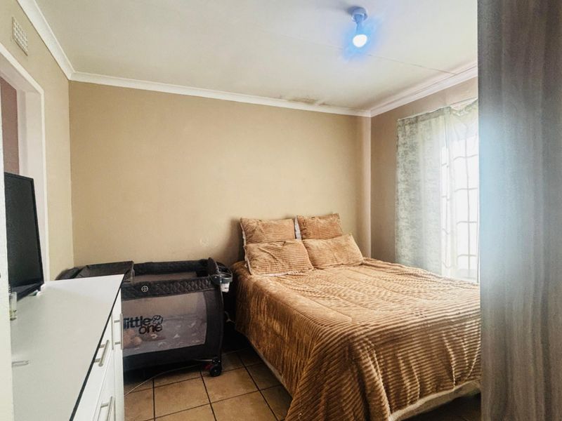 Sunny Alberton home with fibre and solar geyser - Photo 10