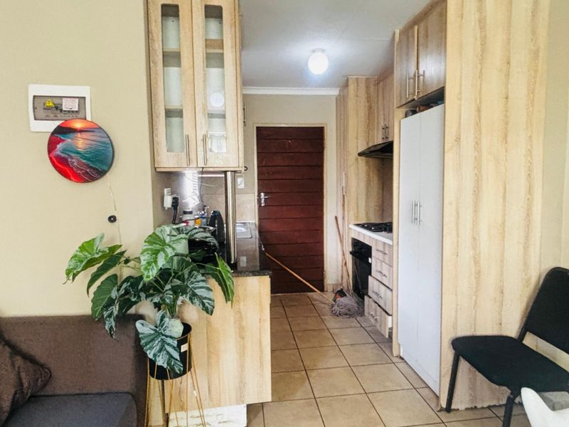 Sunny Alberton home with fibre and solar geyser - Photo 7