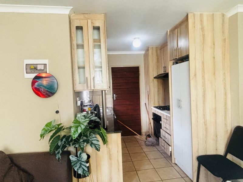 Sunny Alberton home with fibre and solar geyser - Photo 6