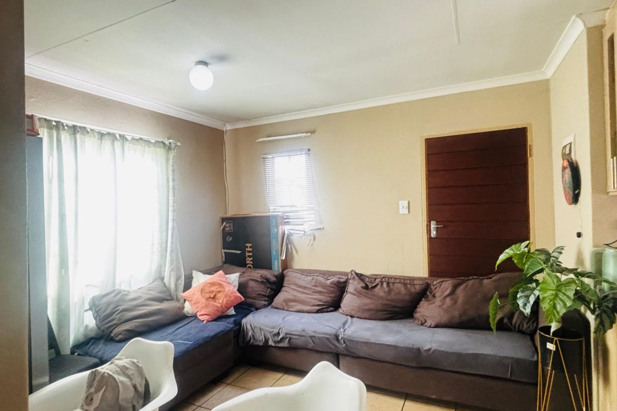 Sunny Alberton home with fibre and solar geyser - Photo 3