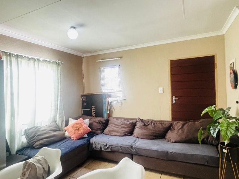Sunny Alberton home with fibre and solar geyser - Photo 3