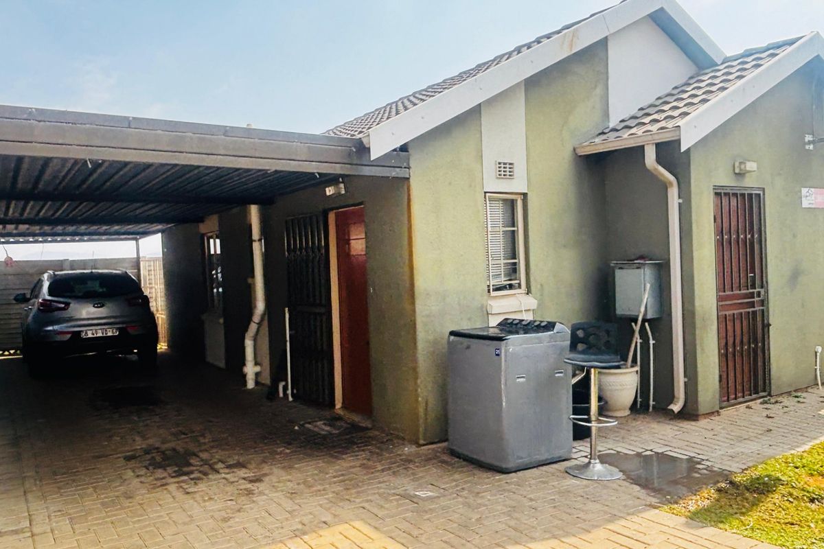 Sunny Alberton home with fibre and solar geyser - Photo 2