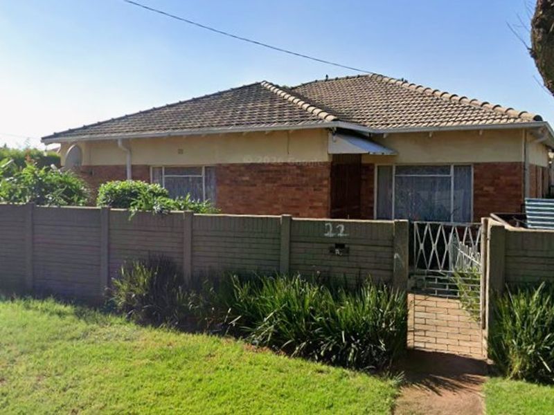 Spacious Family Home with Pool – Perfect for Comfortable Living! - Photo 2