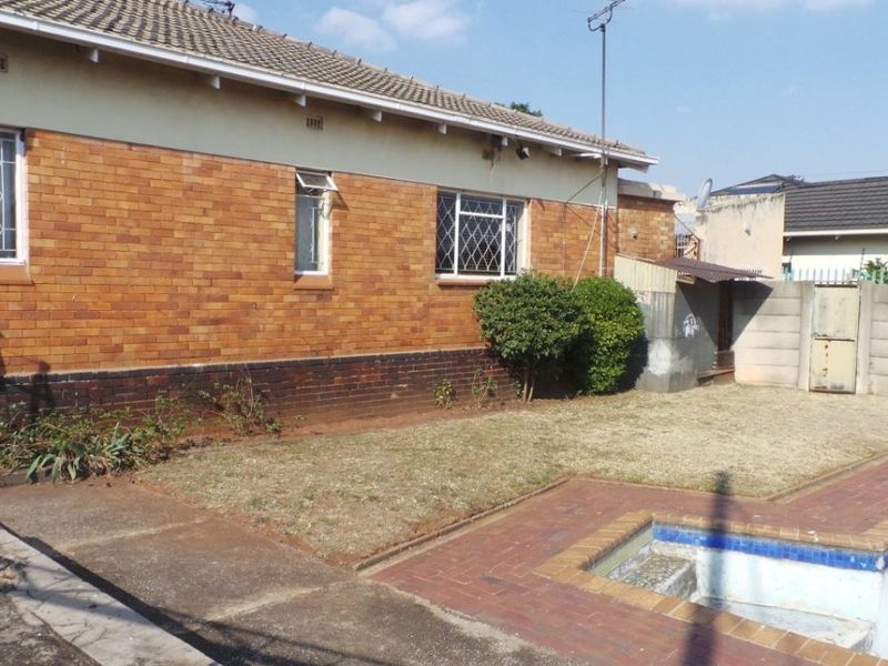Spacious Family Home with Pool – Perfect for Comfortable Living! - Photo 3