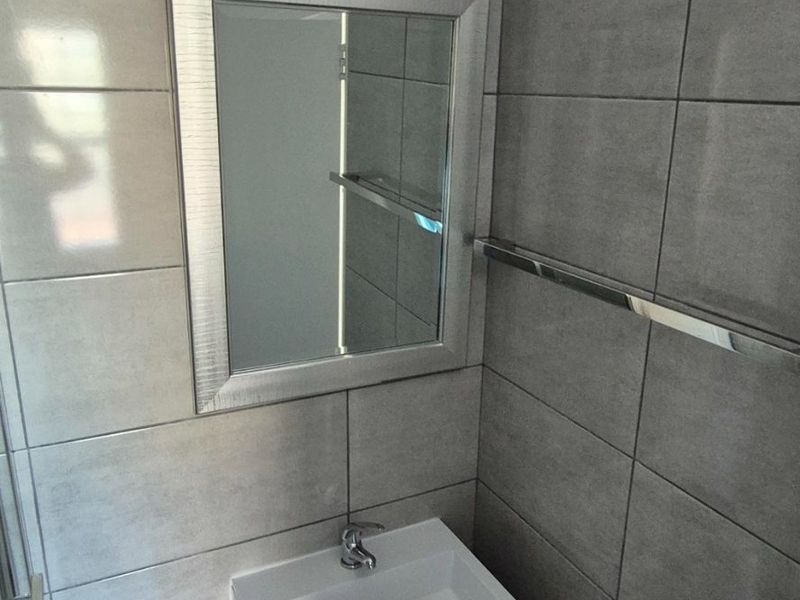 Modern 1 Bedroom Investment Apartment with Mountain Views - Photo 9