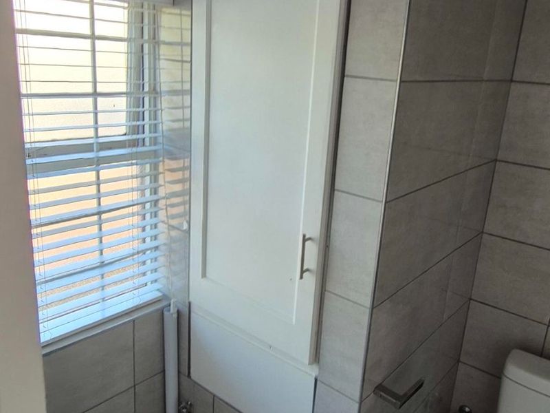 Modern 1 Bedroom Investment Apartment with Mountain Views - Photo 8
