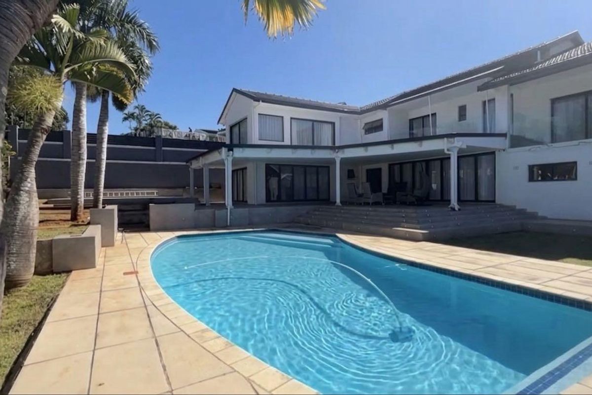 Elegant Coastal Living with Panoramic Sea Views in Prestigious La Lucia - Photo 3