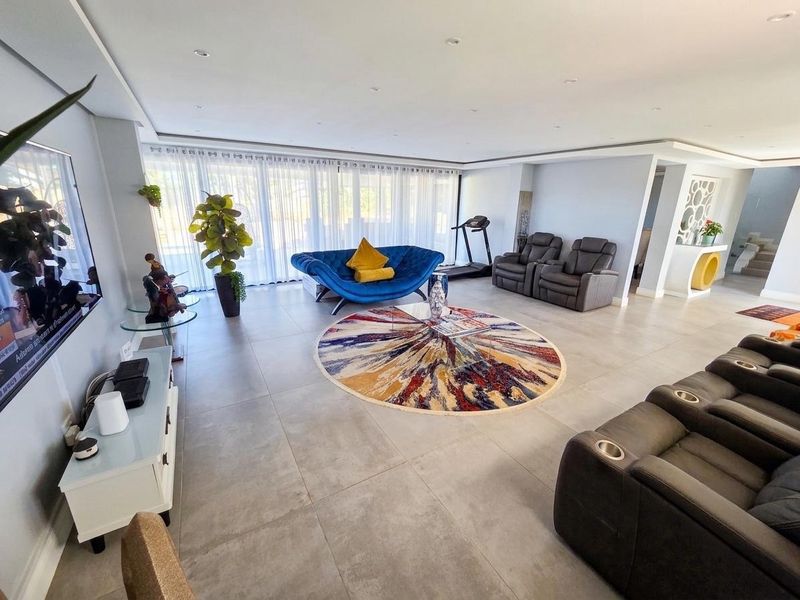 Elegant Coastal Living with Panoramic Sea Views in Prestigious La Lucia - Photo 9