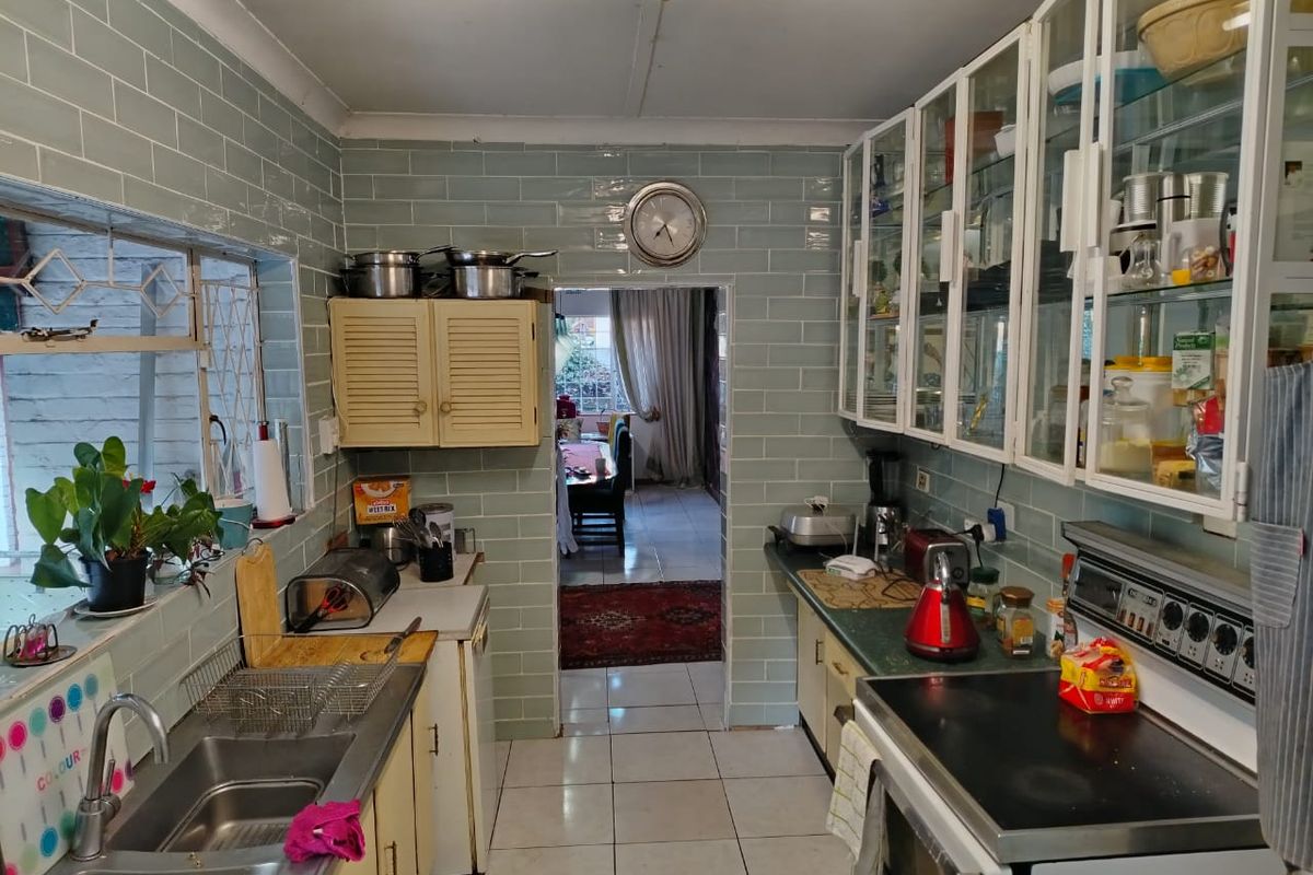 Sanctuary in Kew: 4 Bed House with Borehole, Solar & Separate Flatlet - Photo 5