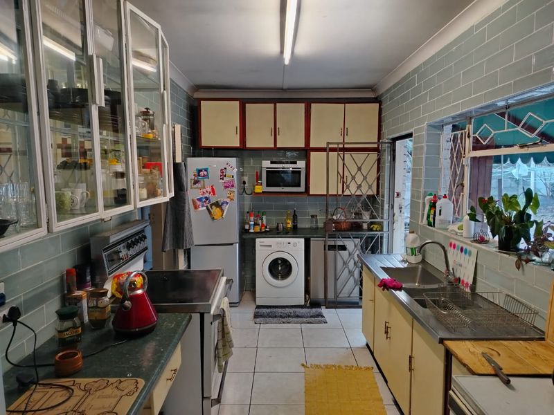 Sanctuary in Kew: 4 Bed House with Borehole, Solar & Separate Flatlet - Photo 4