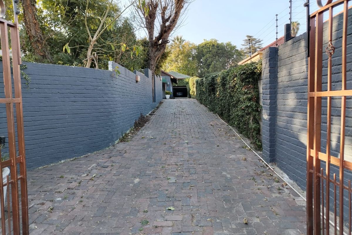 Sanctuary in Kew: 4 Bed House with Borehole, Solar & Separate Flatlet - Photo 2