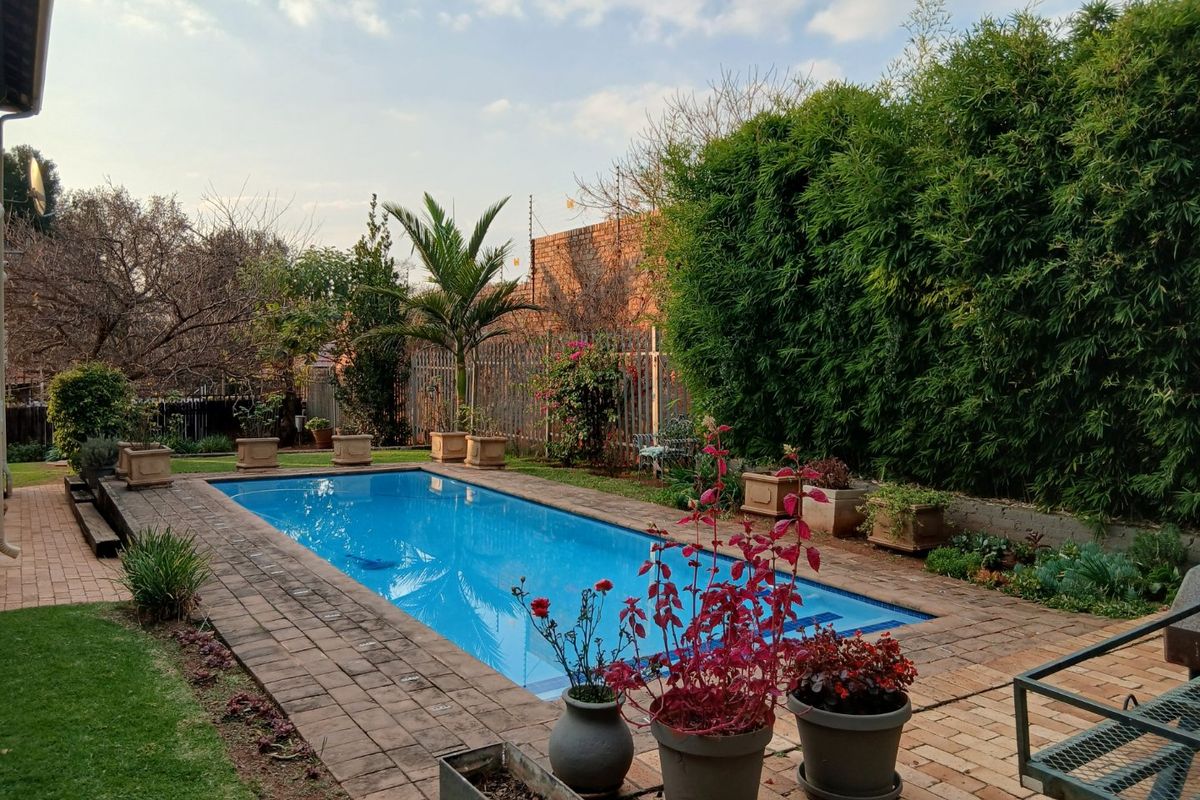 Stunning 5 bed 5 bath Double Storey Mansion and Study with Solar Panels and beautiful garden Plus Appliances-Egoli Gas on Stove, Geysers. - Photo 4