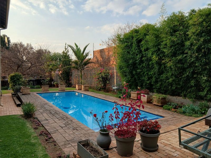 Stunning 5 bed 5 bath Double Storey Mansion and Study with Solar Panels and beautiful garden Plus Appliances-Egoli Gas on Stove, Geysers. - Photo 4