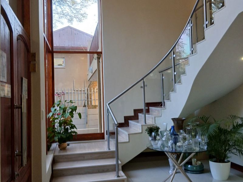Stunning 5 bed 5 bath Double Storey Mansion and Study with Solar Panels and beautiful garden Plus Appliances-Egoli Gas on Stove, Geysers. - Photo 10