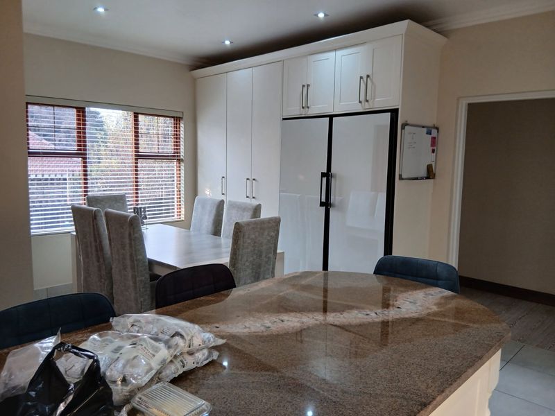Stunning 5 bed 5 bath Double Storey Mansion and Study with Solar Panels and beautiful garden Plus Appliances-Egoli Gas on Stove, Geysers. - Photo 9