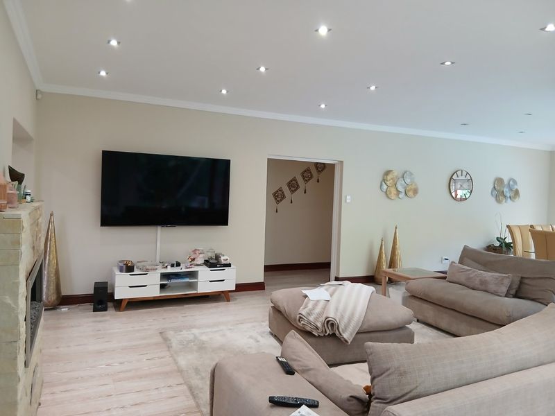 Stunning 5 bed 5 bath Double Storey Mansion and Study with Solar Panels and beautiful garden Plus Appliances-Egoli Gas on Stove, Geysers. - Photo 8