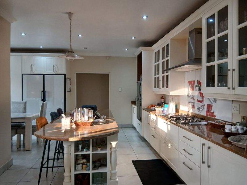 Stunning 5 bed 5 bath Double Storey Mansion and Study with Solar Panels and beautiful garden Plus Appliances-Egoli Gas on Stove, Geysers. - Photo 7