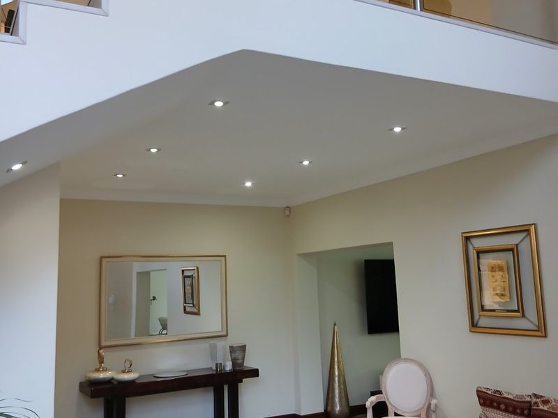 Stunning 5 bed 5 bath Double Storey Mansion and Study with Solar Panels and beautiful garden Plus Appliances-Egoli Gas on Stove, Geysers. - Photo 6