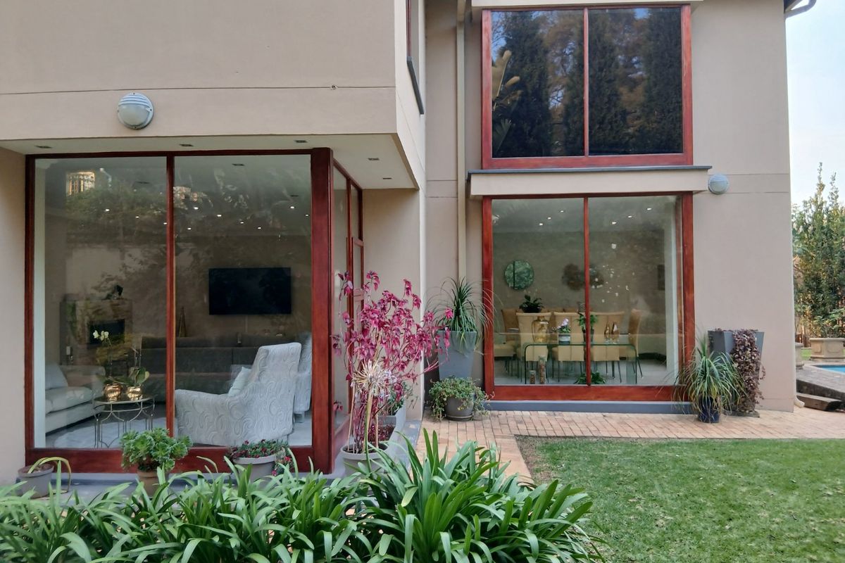 Stunning 5 bed 5 bath Double Storey Mansion and Study with Solar Panels and beautiful garden Plus Appliances-Egoli Gas on Stove, Geysers. - Photo 3