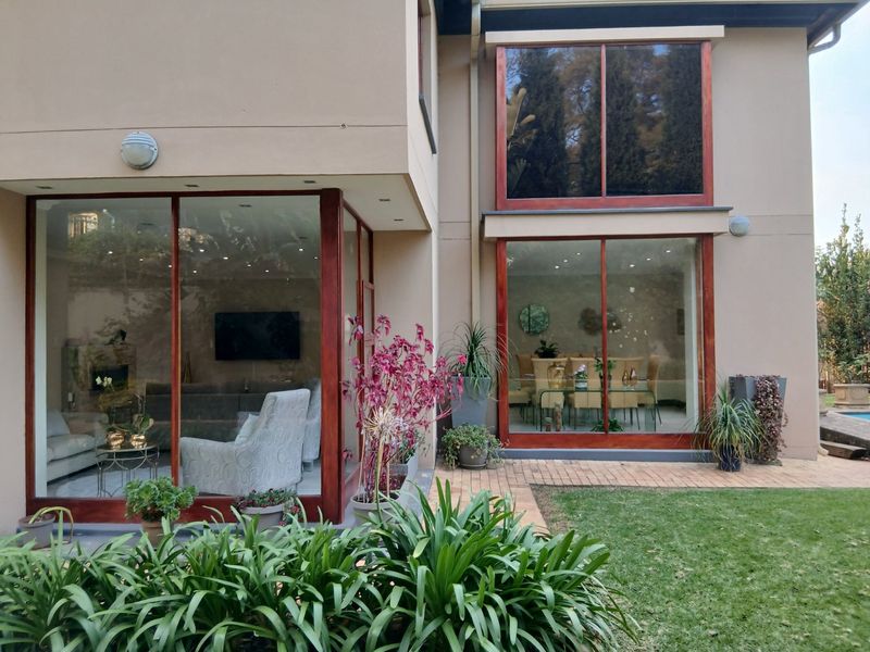 Stunning 5 bed 5 bath Double Storey Mansion and Study with Solar Panels and beautiful garden Plus Appliances-Egoli Gas on Stove, Geysers. - Photo 3