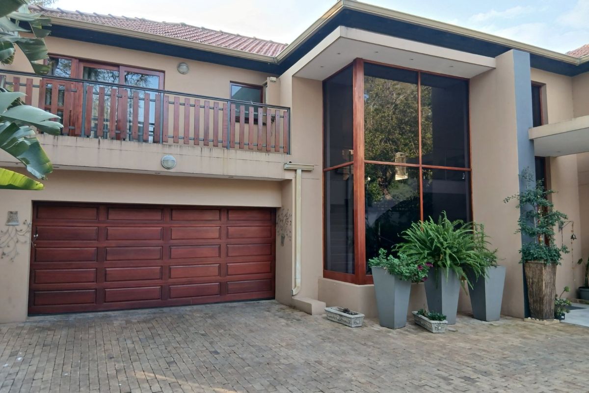 Stunning 5 bed 5 bath Double Storey Mansion and Study with Solar Panels and beautiful garden Plus Appliances-Egoli Gas on Stove, Geysers. - Photo 2