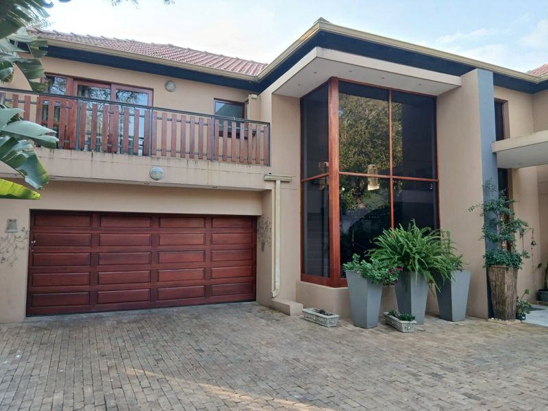 Stunning 5 bed 5 bath Double Storey Mansion and Study with Solar Panels and beautiful garden Plus Appliances-Egoli Gas on Stove, Geysers. - Photo 2
