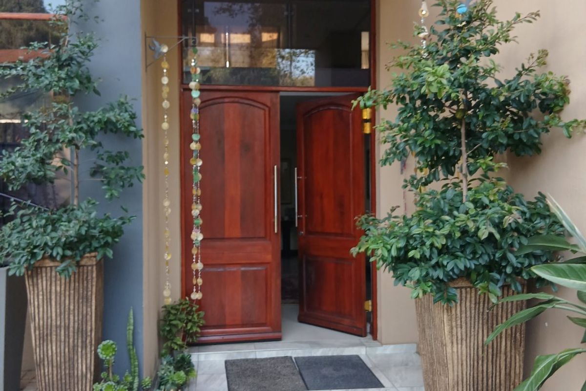Stunning 5 bed 5 bath Double Storey Mansion and Study with Solar Panels and beautiful garden Plus Appliances-Egoli Gas on Stove, Geysers. - Photo 5