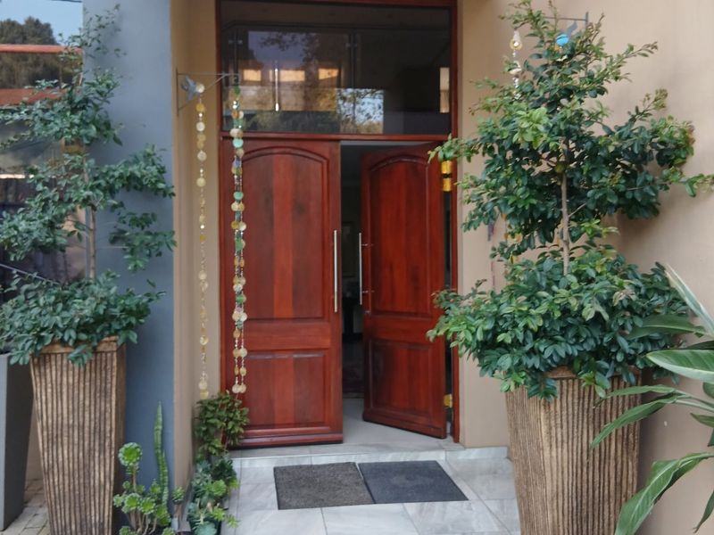Stunning 5 bed 5 bath Double Storey Mansion and Study with Solar Panels and beautiful garden Plus Appliances-Egoli Gas on Stove, Geysers. - Photo 5