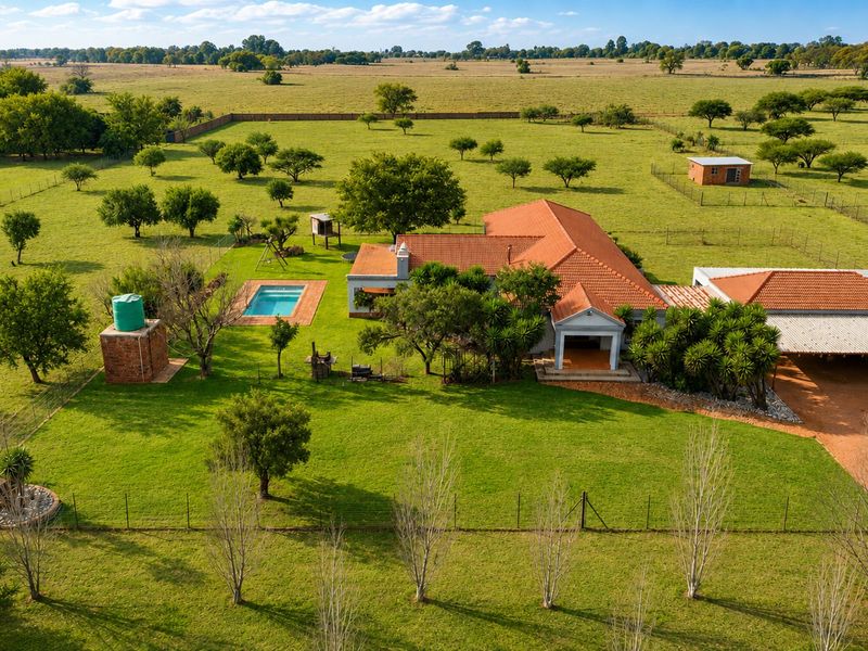 Secure Plot with Spacious 5 Bedroom House - Photo 1