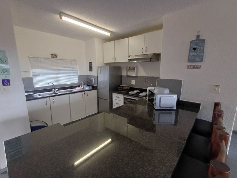Renovated 2 bedroom apartment with direct beach access - Photo 8