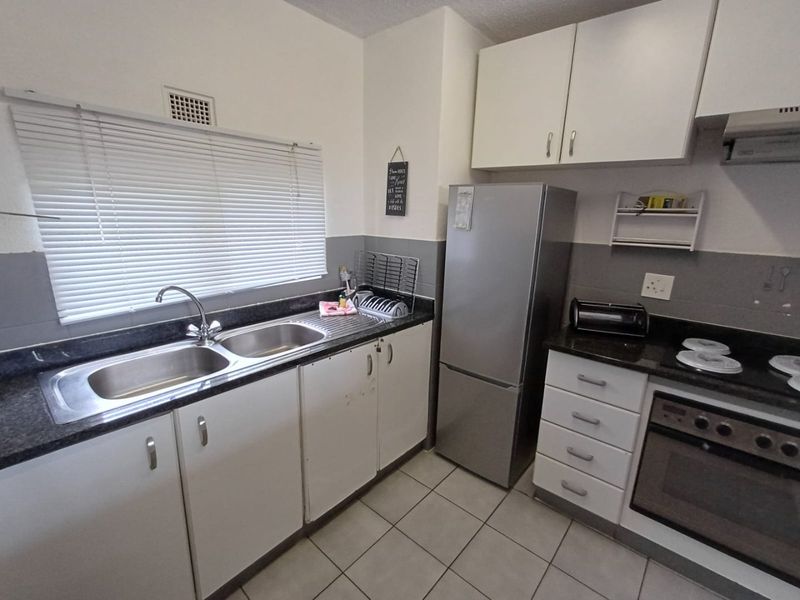 Renovated 2 bedroom apartment with direct beach access - Photo 6