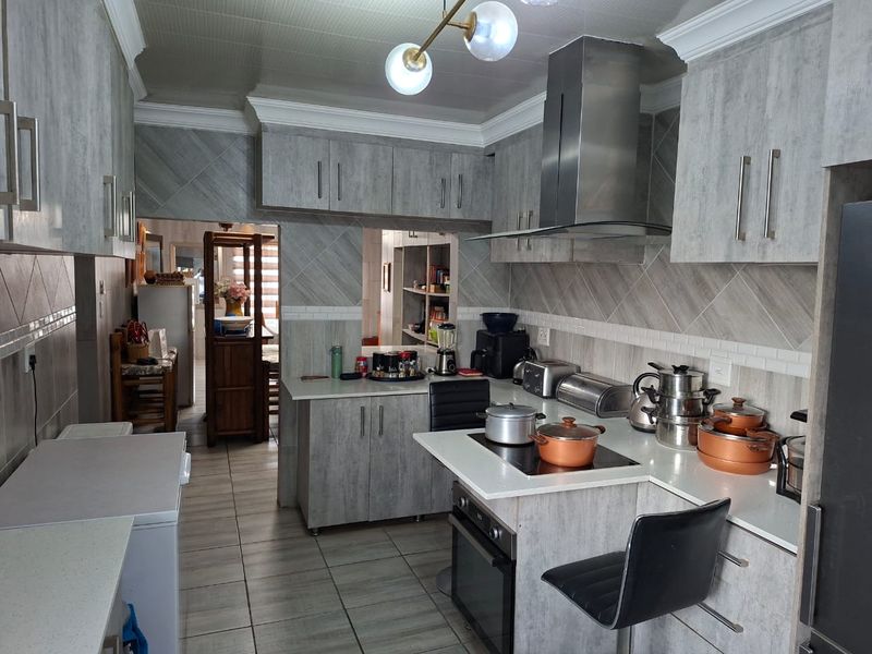 3 bedroom house with ensuite for sale in Mountain View  - Photo 4