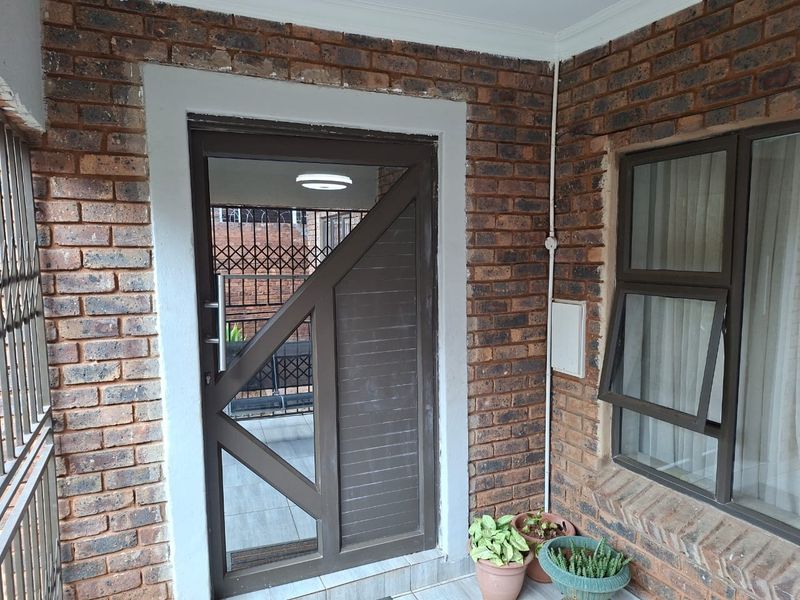 3 bedroom house with ensuite for sale in Mountain View  - Photo 3