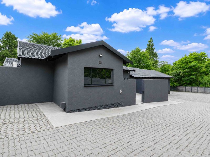 The perfect home, home based business, commercial or investment property - Photo 9