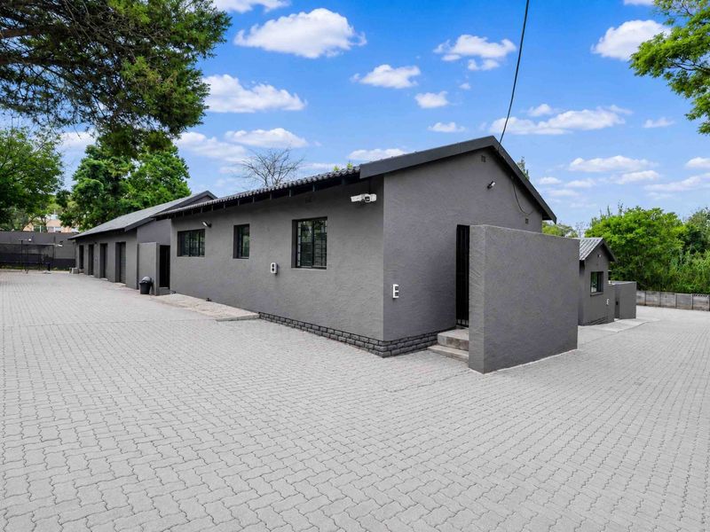 The perfect home, home based business, commercial or investment property - Photo 4