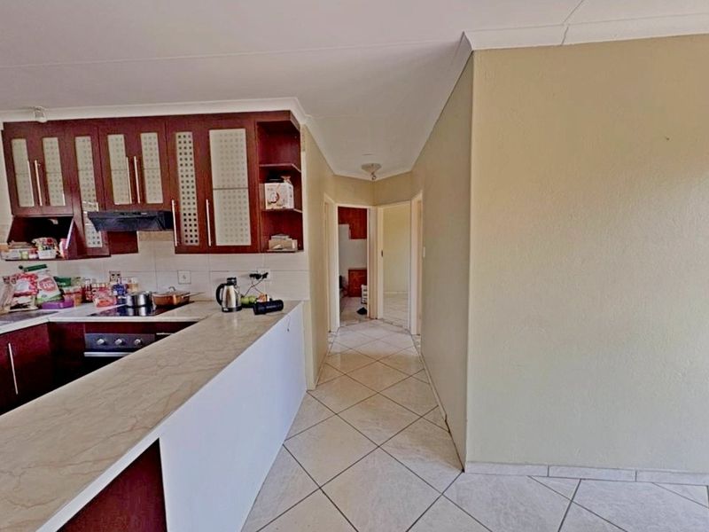 Lovely 3-Bedroom Family Home for Sale - Photo 2