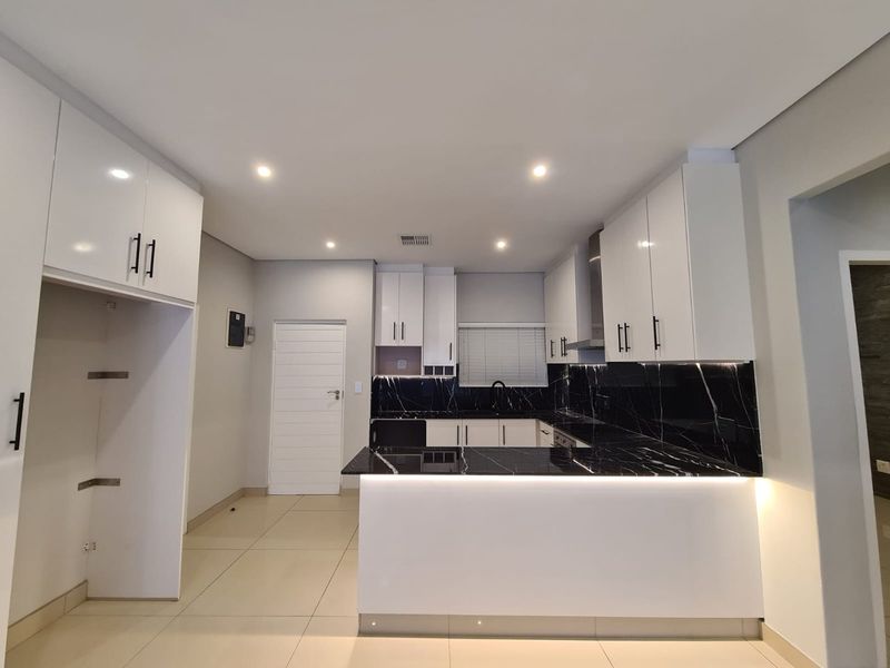 Renovated Garden Apartment in a Secure Izinga Estate for rent. - Photo 4