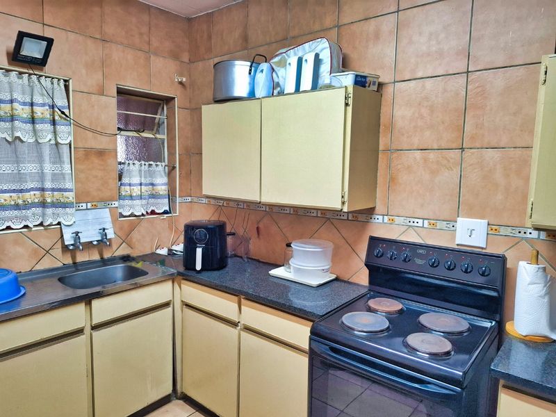 Charming Double-Storey Family Home | 3 Bedrooms | Sinoville, Pretoria - Photo 5