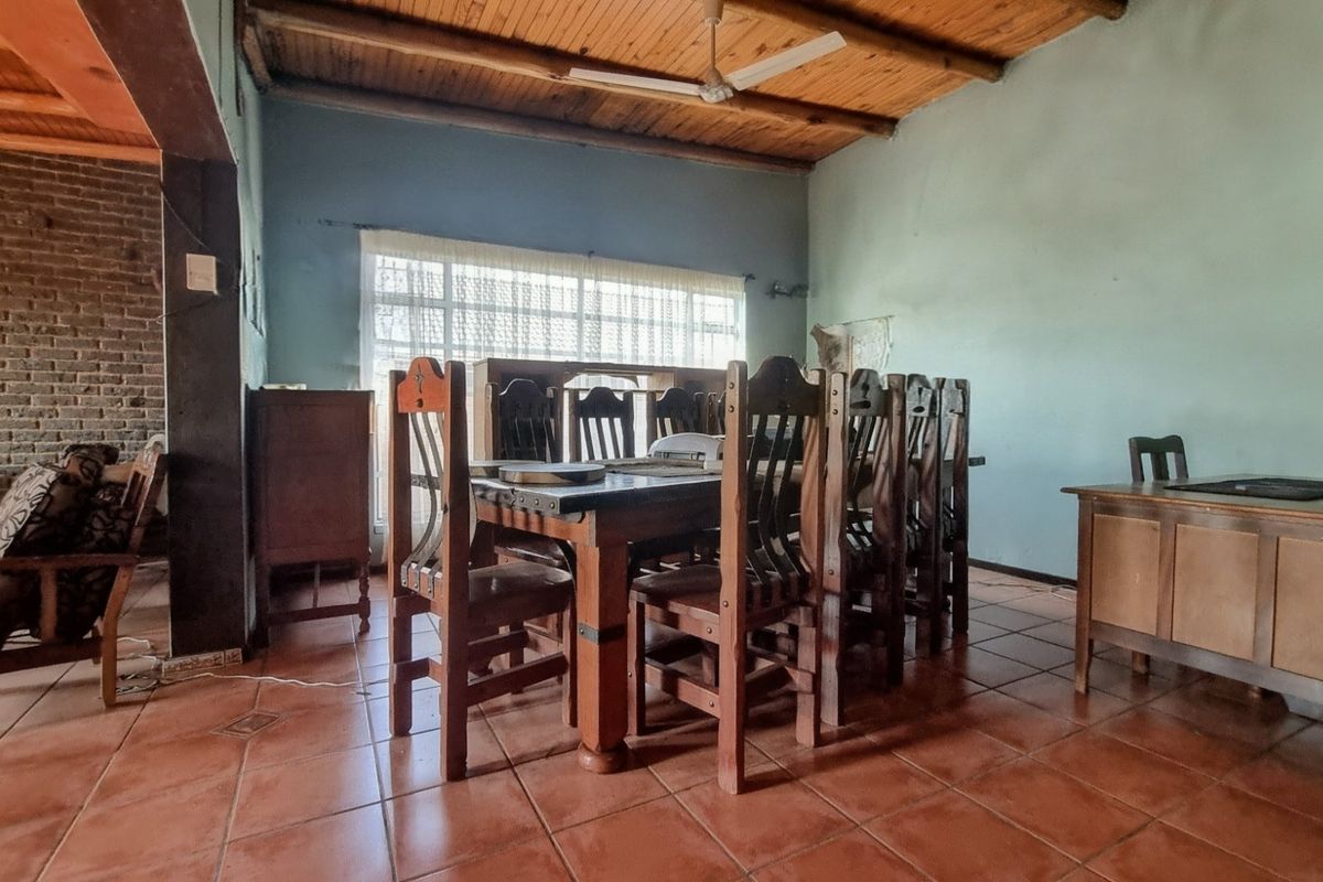 Well-Sized Three-Bedroom Home with Pool Lapa and Workshop - Photo 5