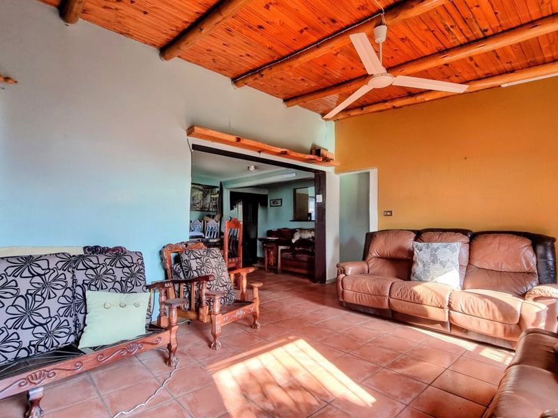 Well-Sized Three-Bedroom Home with Pool Lapa and Workshop - Photo 3