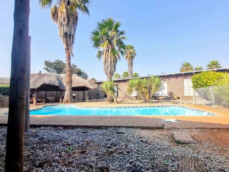 Well-Sized Three-Bedroom Home with Pool Lapa and Workshop - Photo 1