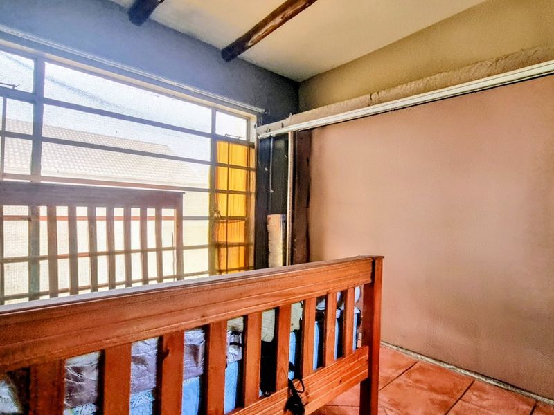 Well-Sized Three-Bedroom Home with Pool Lapa and Workshop - Photo 9