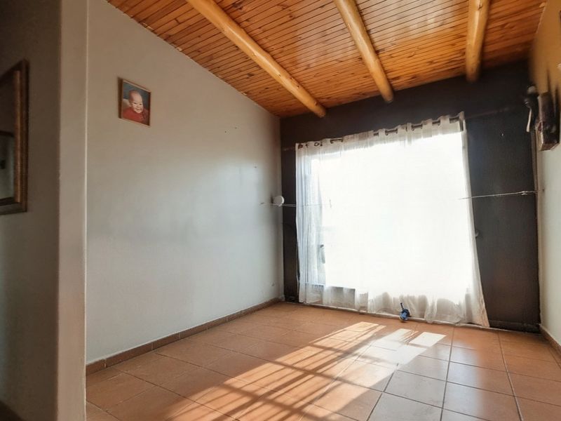 Well-Sized Three-Bedroom Home with Pool Lapa and Workshop - Photo 8