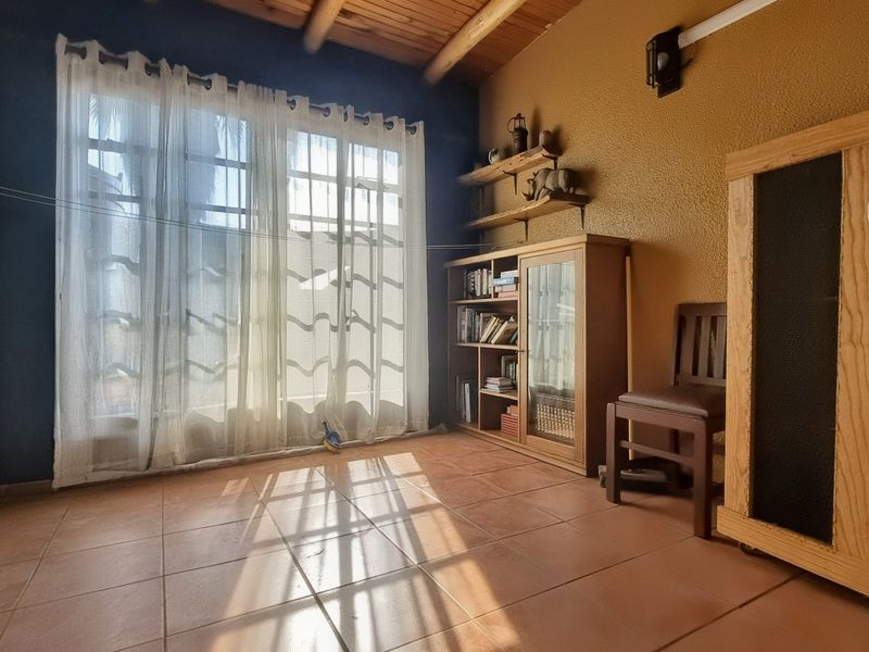 Well-Sized Three-Bedroom Home with Pool Lapa and Workshop - Photo 7