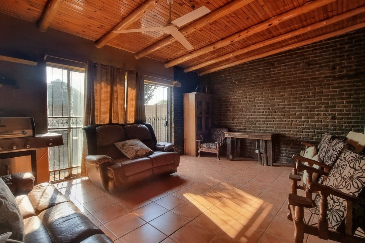 Well-Sized Three-Bedroom Home with Pool Lapa and Workshop - Photo 4