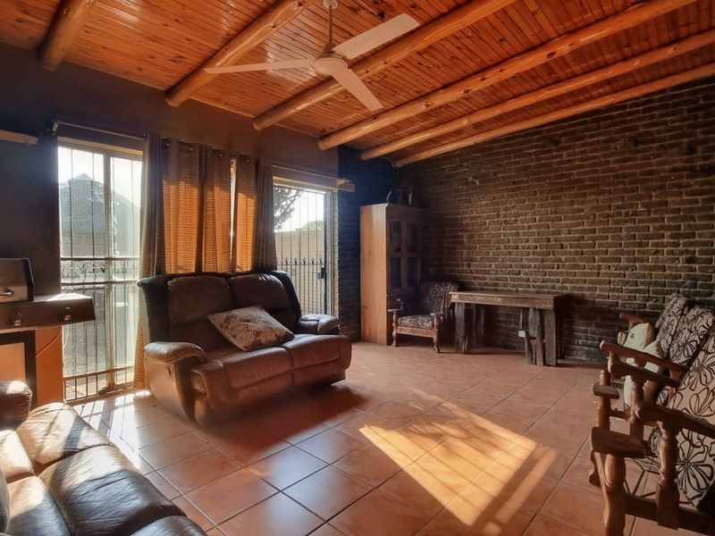 Well-Sized Three-Bedroom Home with Pool Lapa and Workshop - Photo 4