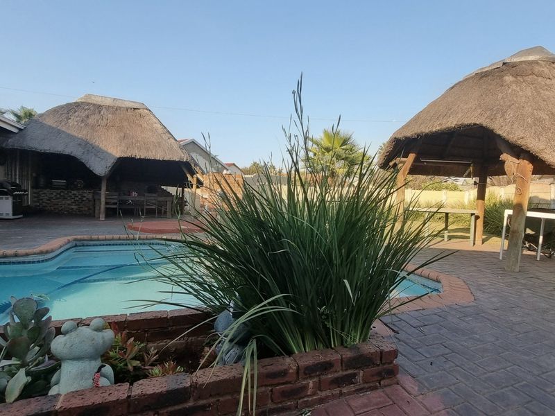 Generous Four-Bedroom Home with Entertainment Area, Pool and 2 Lapas - Photo 1