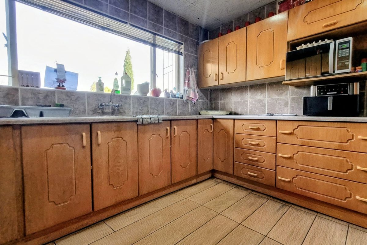 Generous Four-Bedroom Home with Entertainment Area, Pool and 2 Lapas - Photo 5