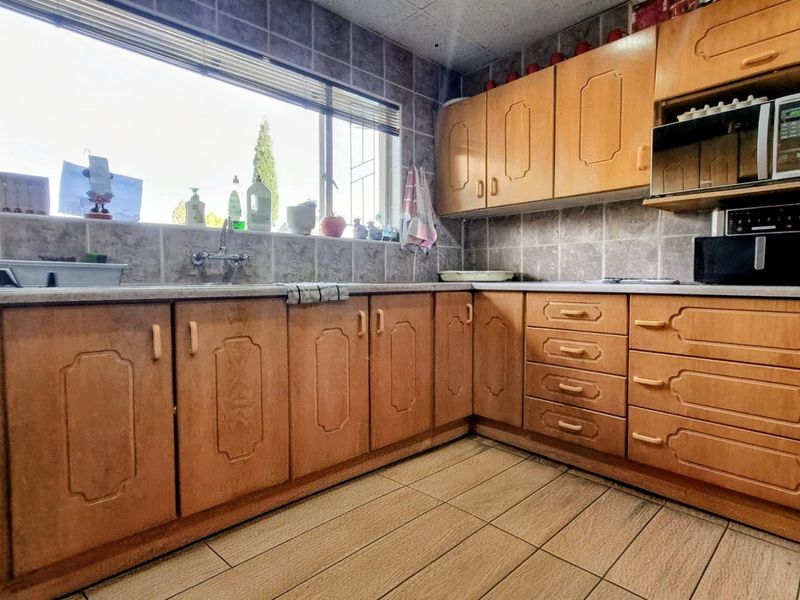 Generous Four-Bedroom Home with Entertainment Area, Pool and 2 Lapas - Photo 5