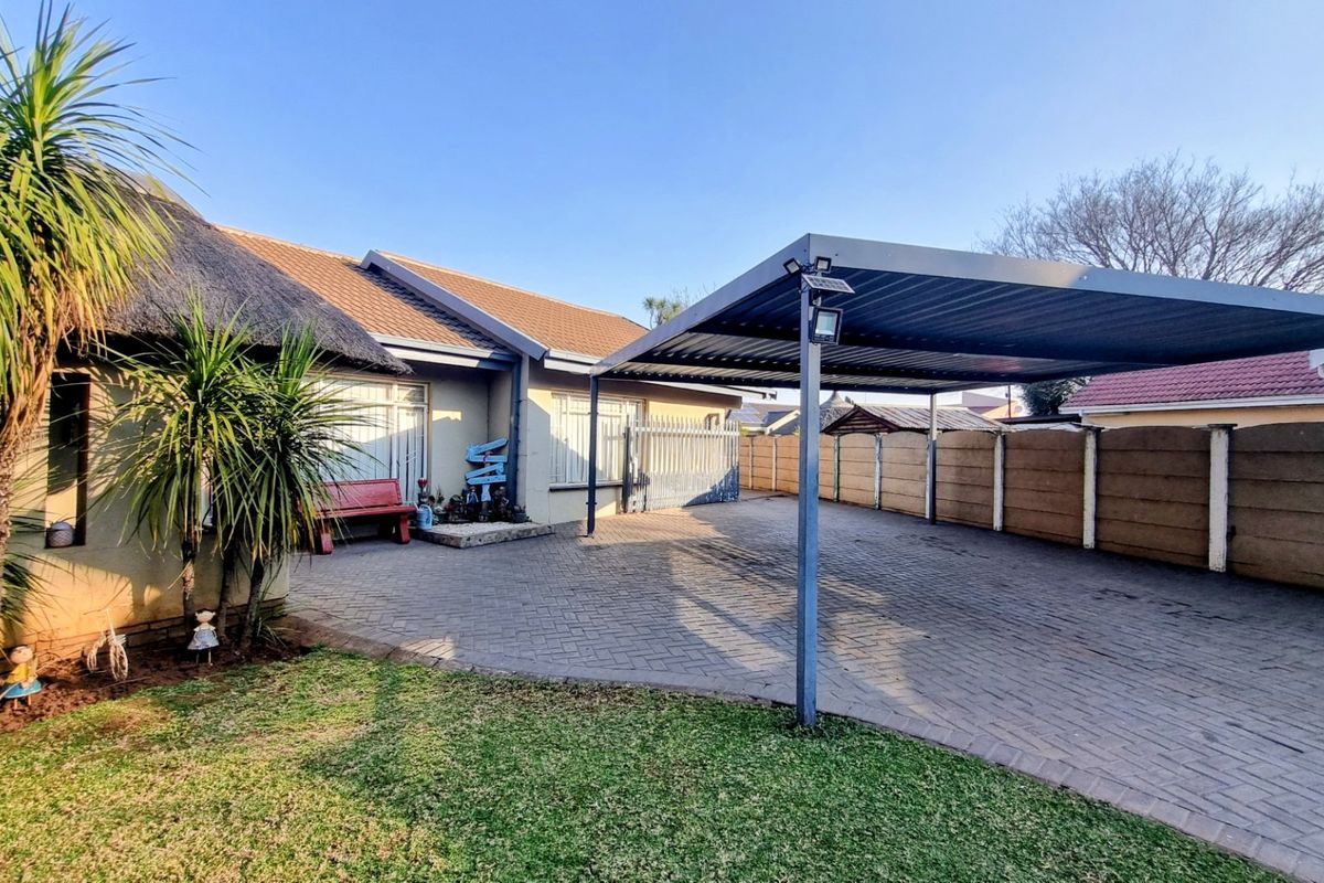 Generous Four-Bedroom Home with Entertainment Area, Pool and 2 Lapas - Photo 3